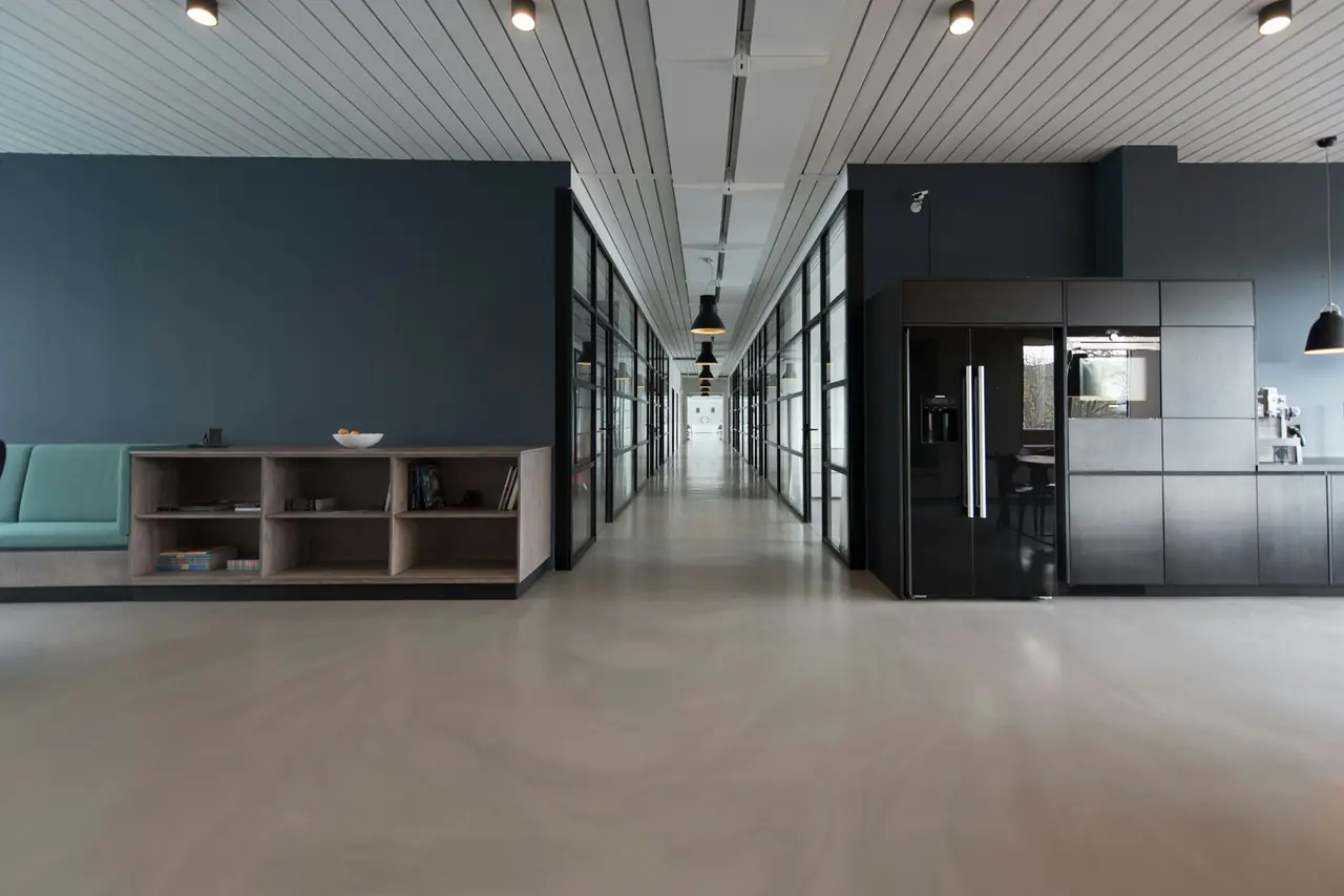 Interior con grandes ventanales de aluminio y vidrio
